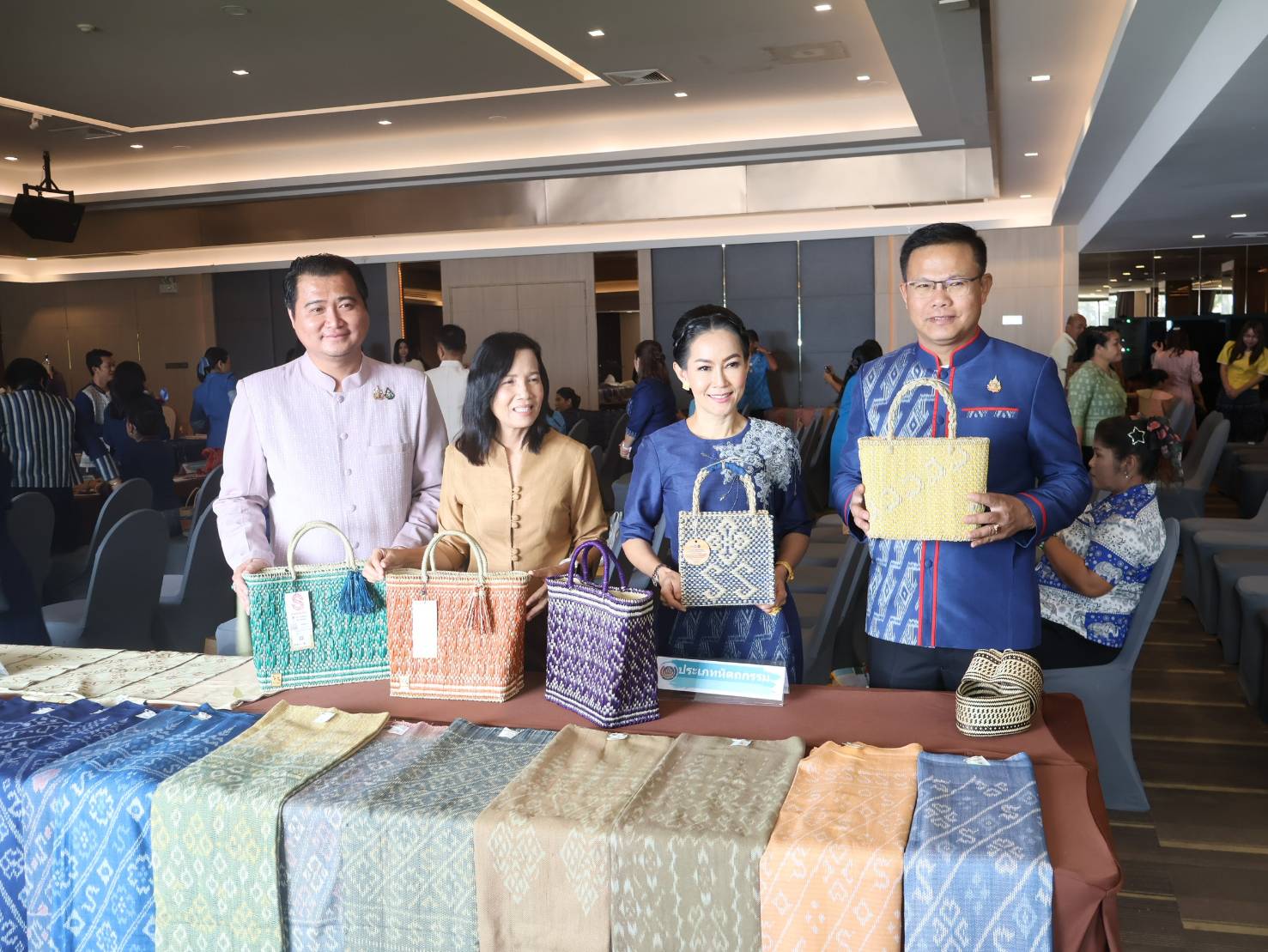 นครพนม ประกวดผ้าลายพระราชทาน “ผ้าลายสิริราชพัสตราภรณ์” และงานหัตถกรรม ระดับจังหวัด ประจำปี 2568