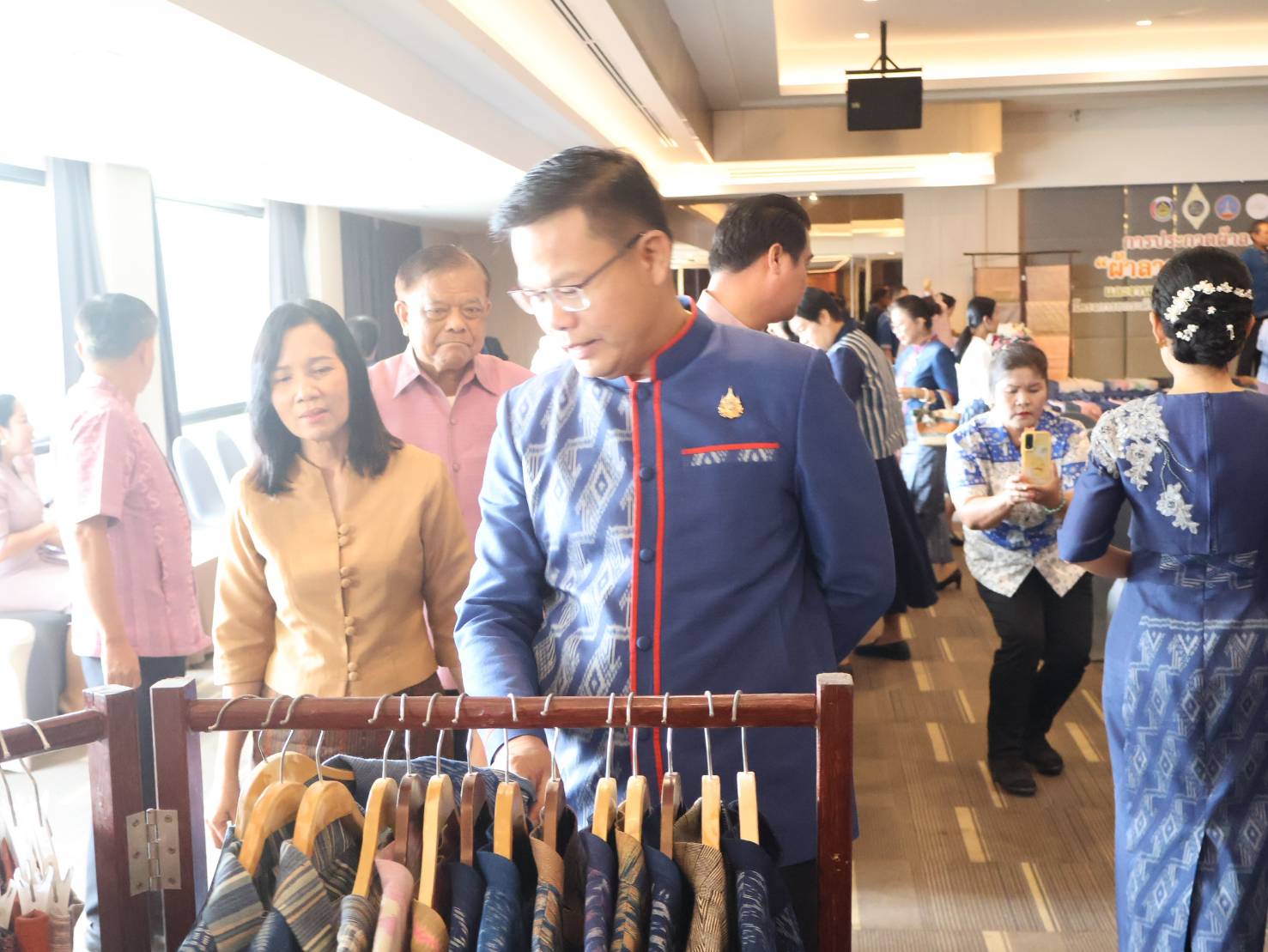 นครพนม ประกวดผ้าลายพระราชทาน “ผ้าลายสิริราชพัสตราภรณ์” และงานหัตถกรรม ระดับจังหวัด ประจำปี 2568
