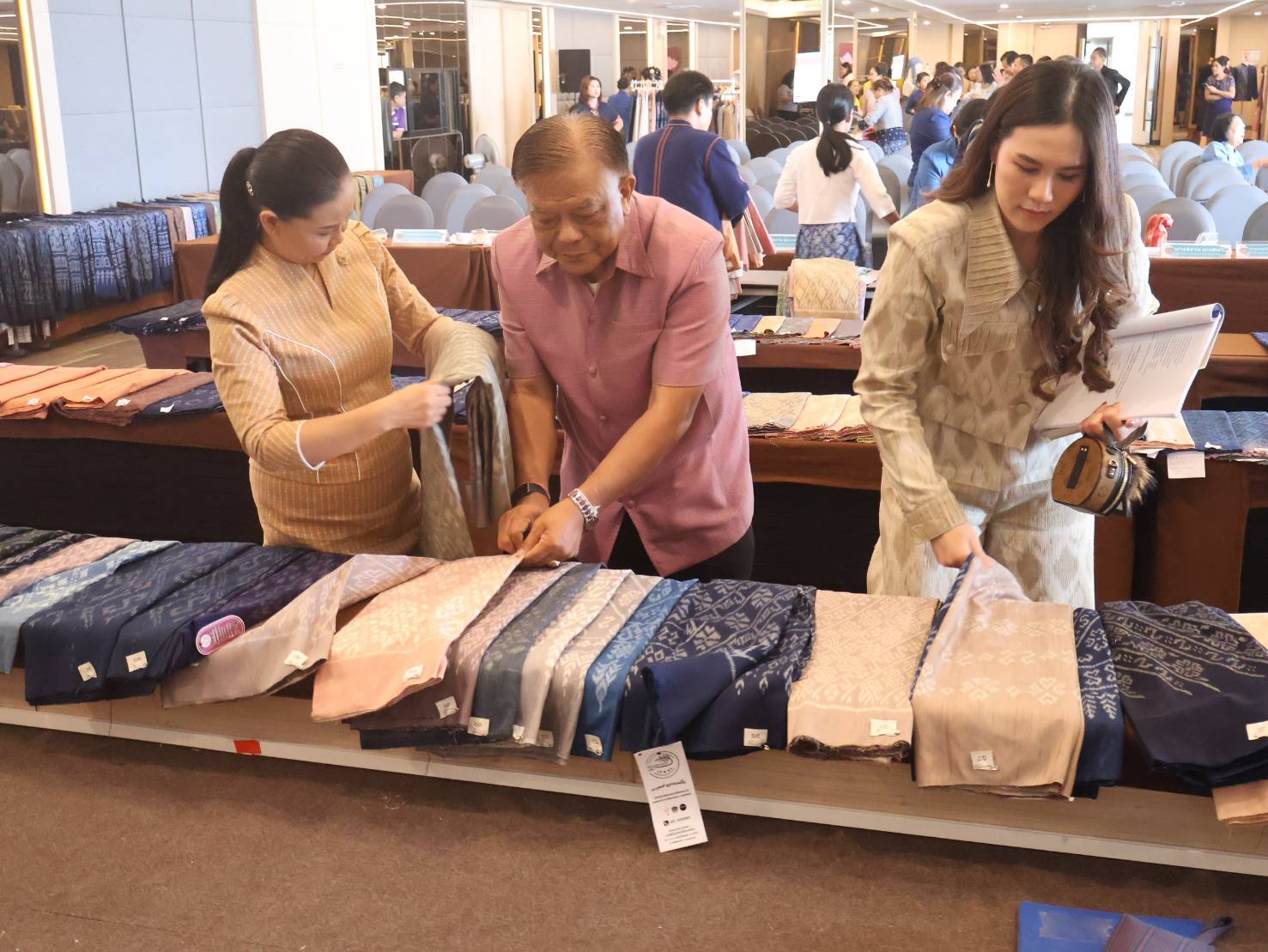 นครพนม ประกวดผ้าลายพระราชทาน “ผ้าลายสิริราชพัสตราภรณ์” และงานหัตถกรรม ระดับจังหวัด ประจำปี 2568