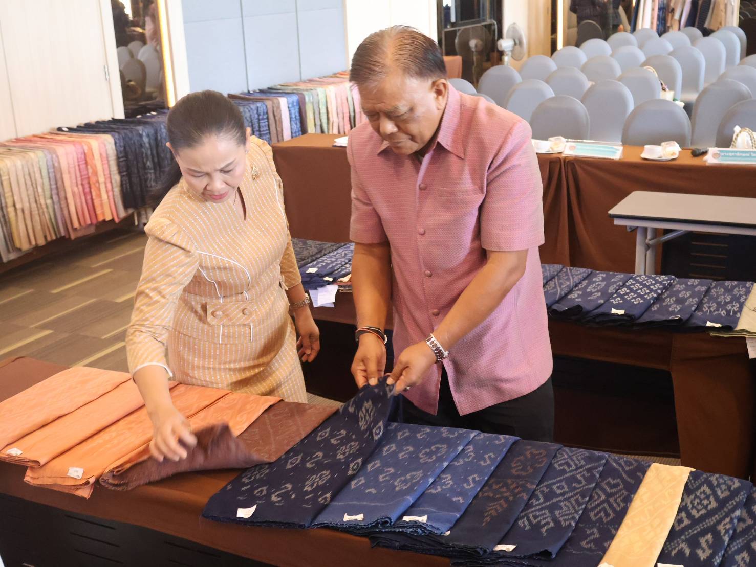 นครพนม ประกวดผ้าลายพระราชทาน “ผ้าลายสิริราชพัสตราภรณ์” และงานหัตถกรรม ระดับจังหวัด ประจำปี 2568