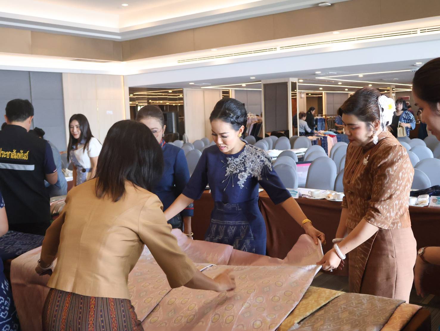 นครพนม ประกวดผ้าลายพระราชทาน “ผ้าลายสิริราชพัสตราภรณ์” และงานหัตถกรรม ระดับจังหวัด ประจำปี 2568