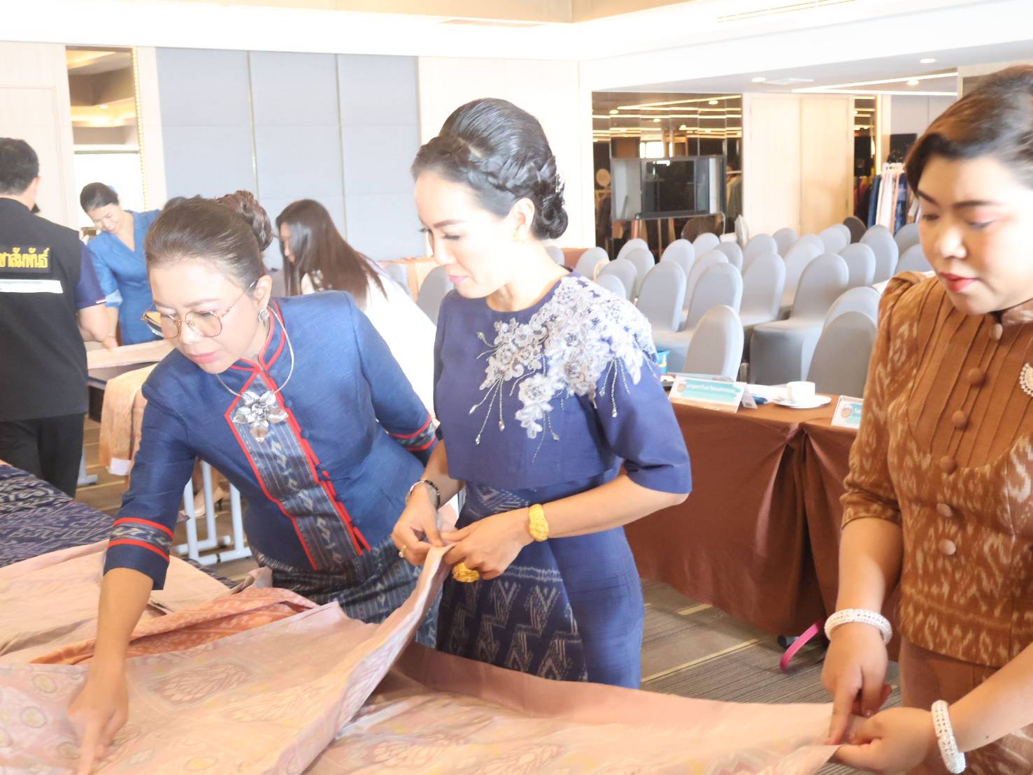 นครพนม ประกวดผ้าลายพระราชทาน “ผ้าลายสิริราชพัสตราภรณ์” และงานหัตถกรรม ระดับจังหวัด ประจำปี 2568