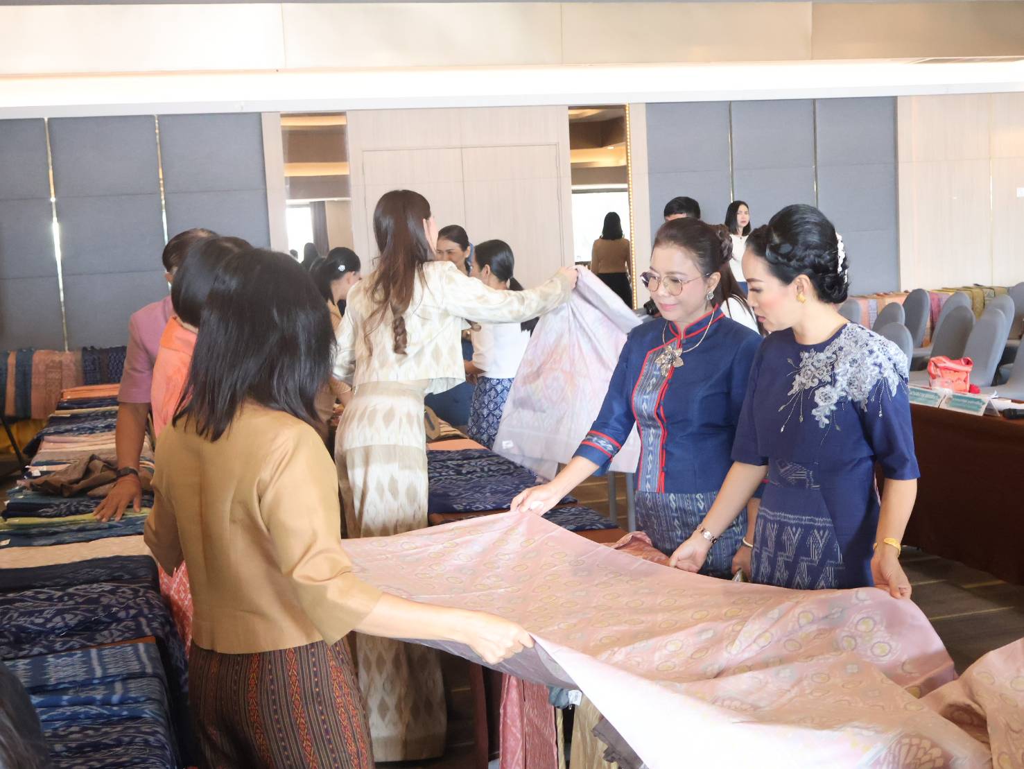 นครพนม ประกวดผ้าลายพระราชทาน “ผ้าลายสิริราชพัสตราภรณ์” และงานหัตถกรรม ระดับจังหวัด ประจำปี 2568