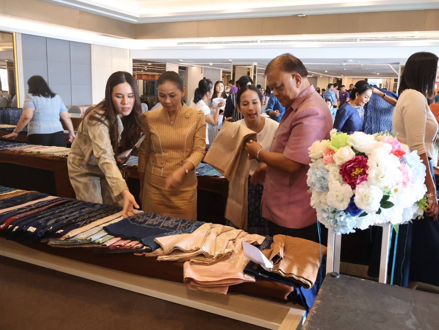 นครพนม ประกวดผ้าลายพระราชทาน “ผ้าลายสิริราชพัสตราภรณ์” และงานหัตถกรรม ระดับจังหวัด ประจำปี 2568