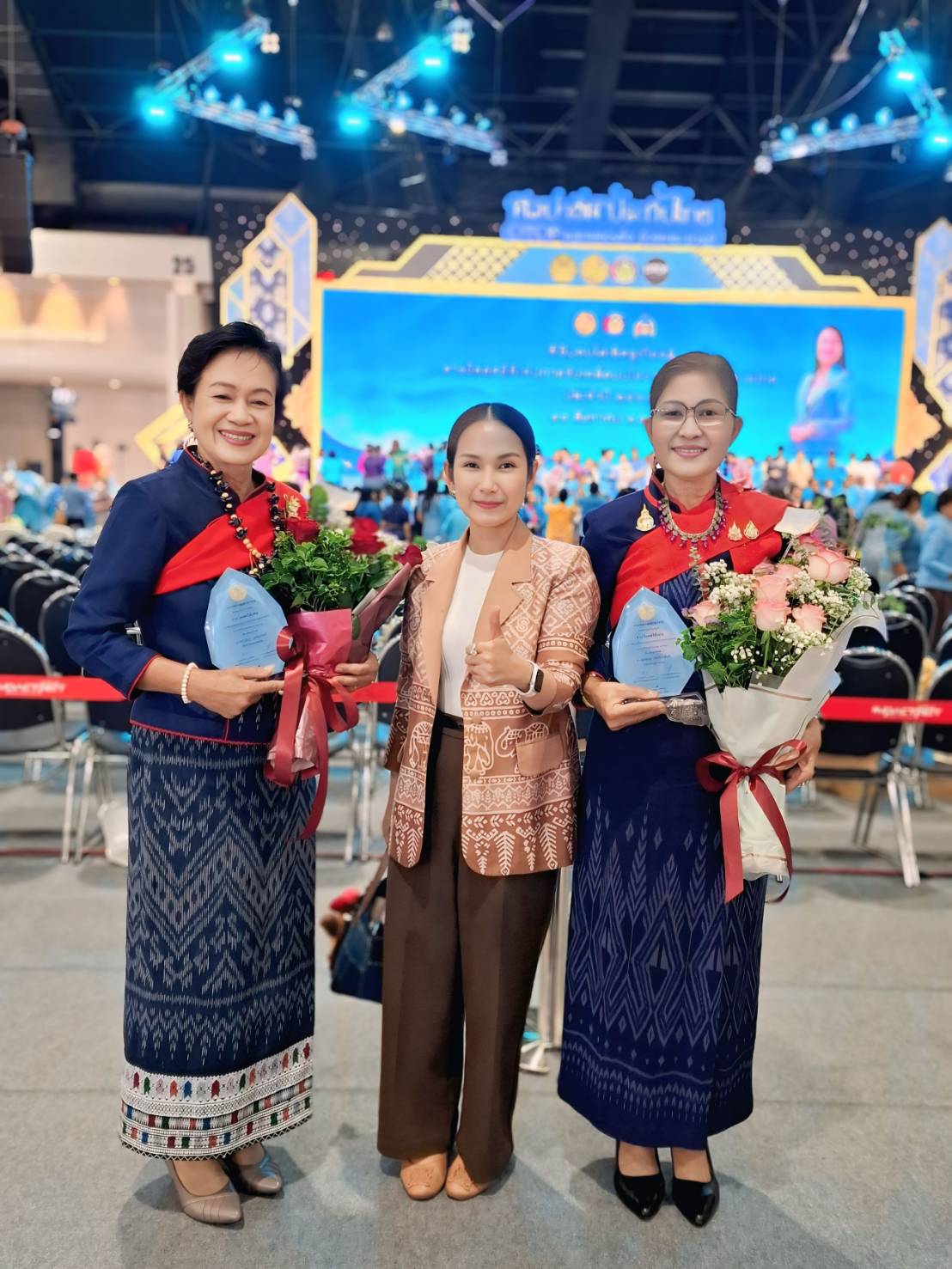 พช.นครพนม รับมอบรางวัล “สตรีดีเด่นการขับเคลื่อนนโยบายกระทรวงมหาดไทย” ประจำปี 2568