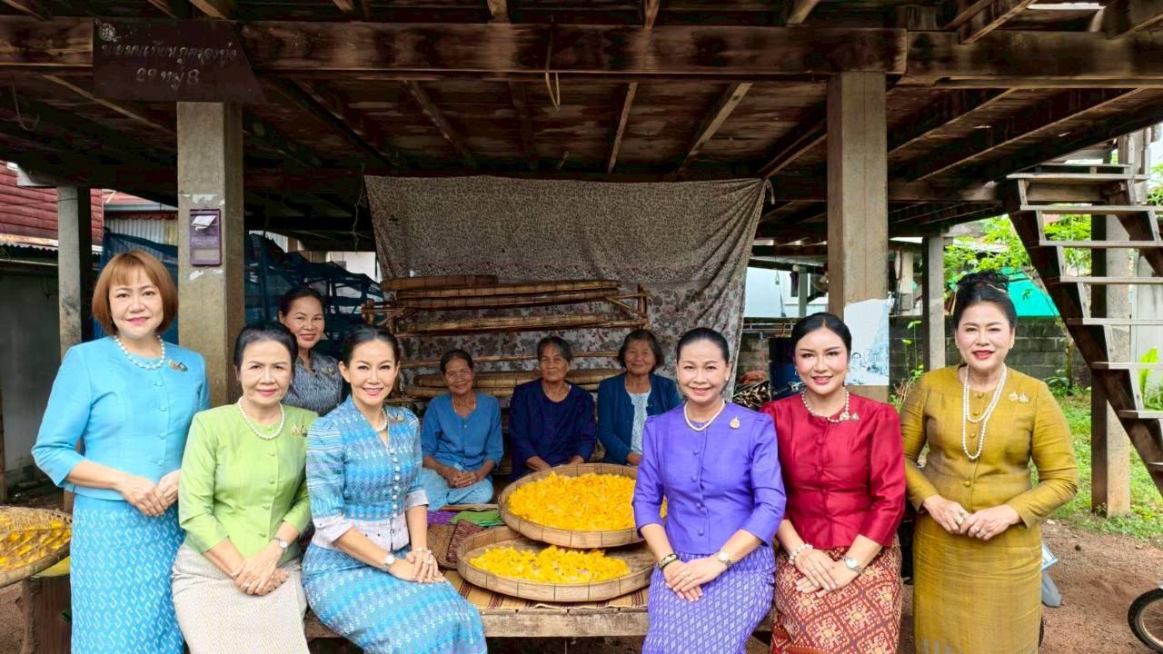 พช.นครพนม ขับเคลื่อนโครงการตามแนวพระดำริ “ผ้าไทยใส่ให้สนุก” จังหวัดนครพนม