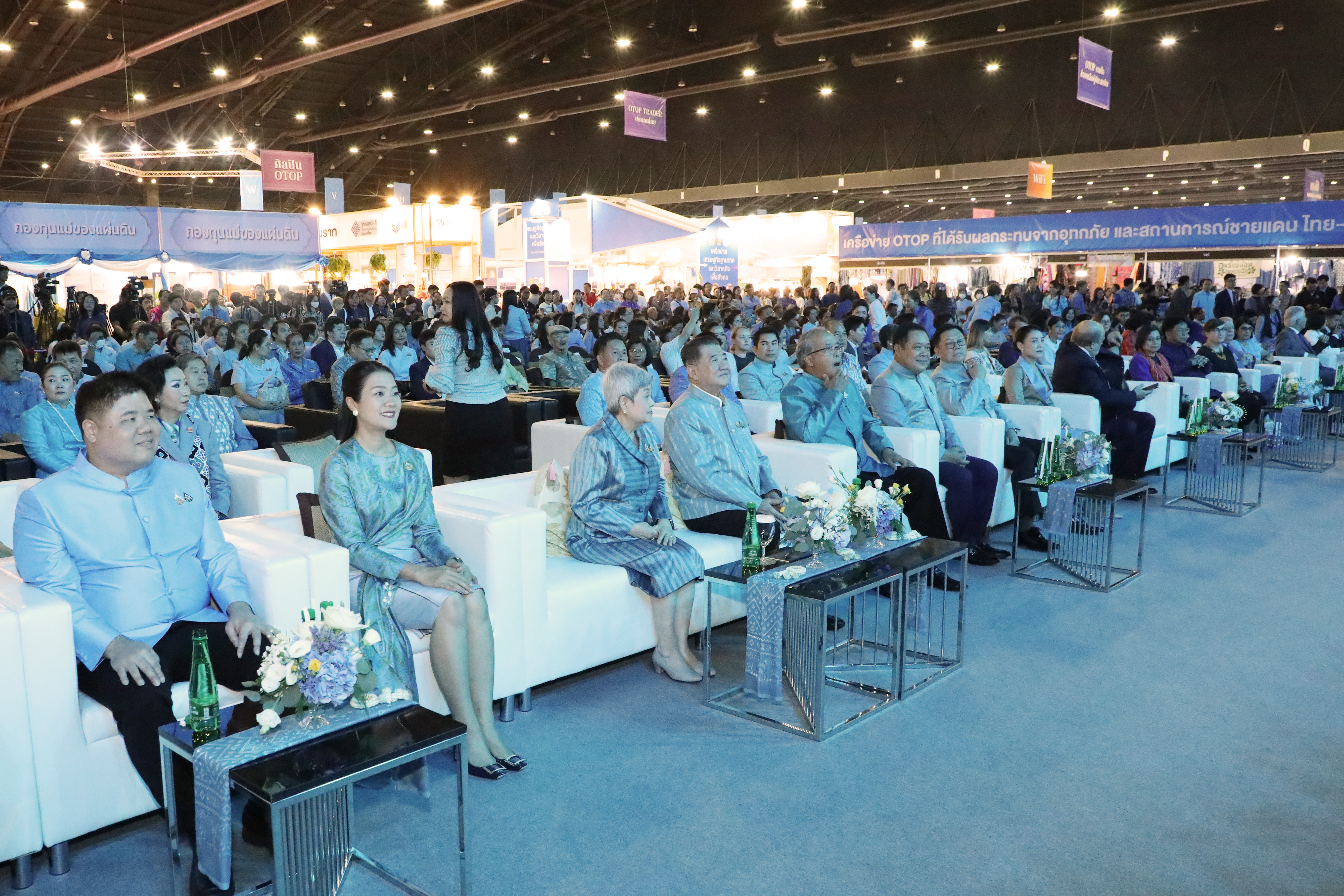 นครพนม ร่วมเปิดงาน “ศิลปาชีพประทีปไทย OTOP หลอมดวงใจ ด้วยพระบารมี”