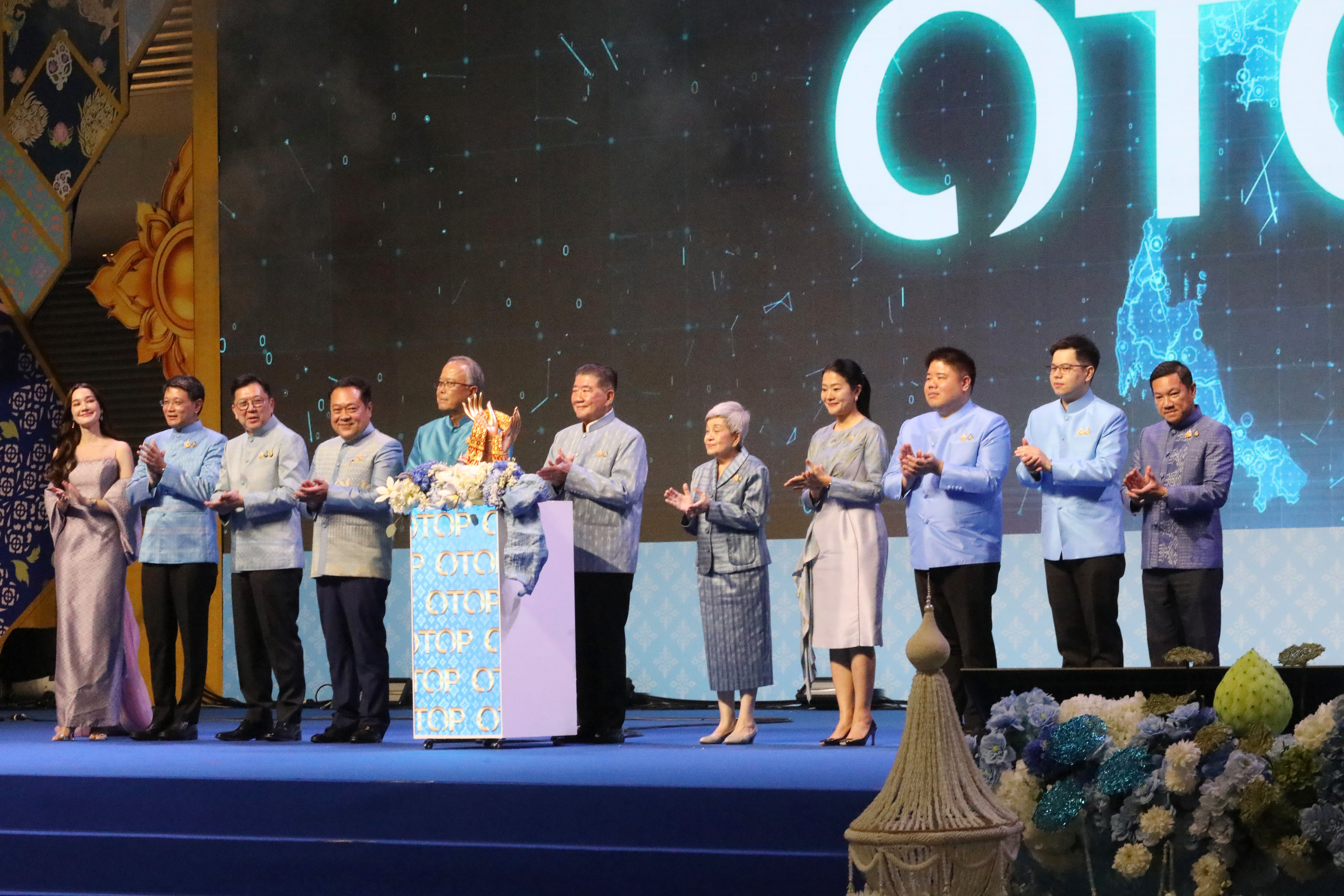 นครพนม ร่วมเปิดงาน “ศิลปาชีพประทีปไทย OTOP หลอมดวงใจ ด้วยพระบารมี”