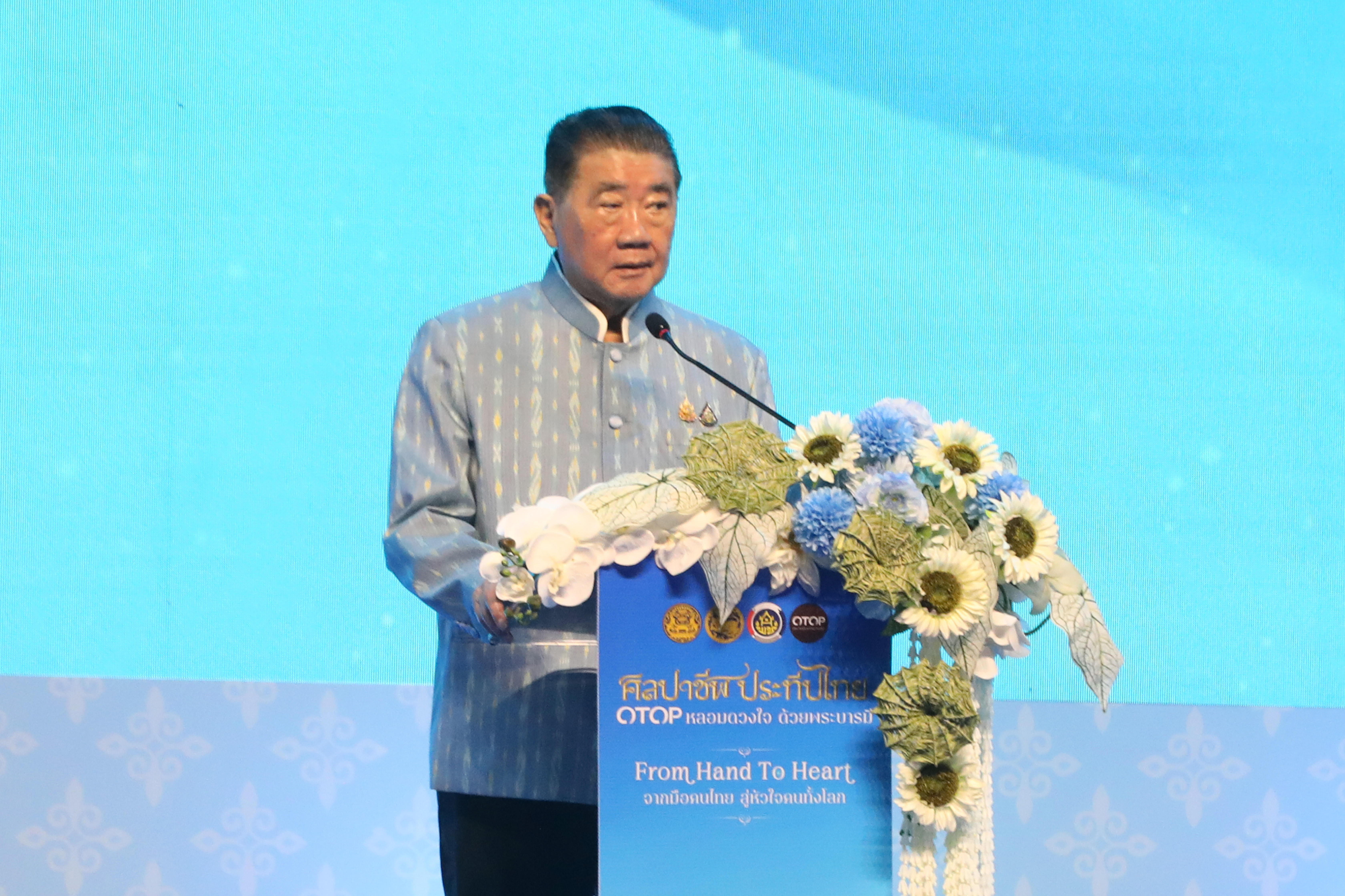 นครพนม ร่วมเปิดงาน “ศิลปาชีพประทีปไทย OTOP หลอมดวงใจ ด้วยพระบารมี”