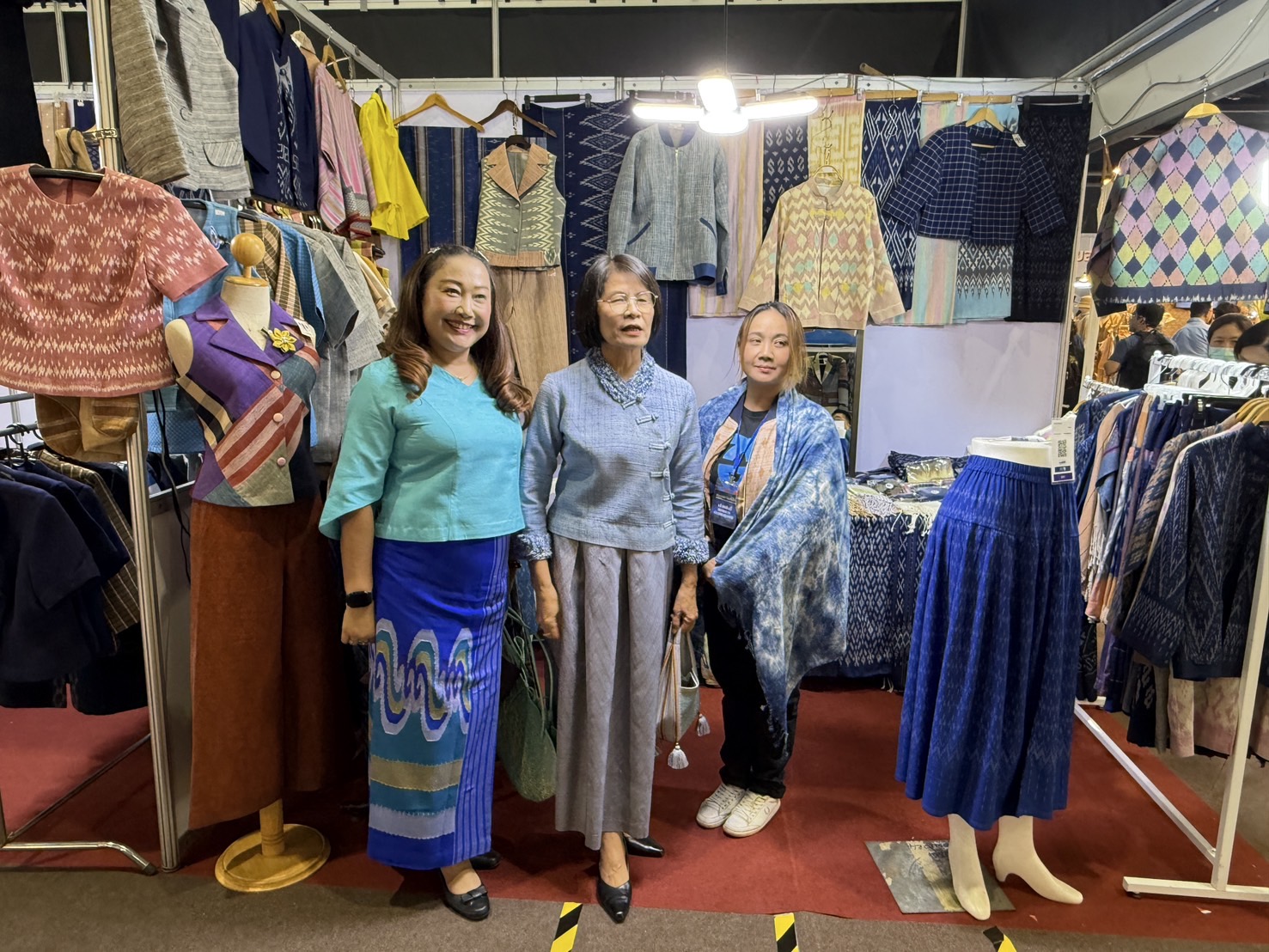 นครพนม ร่วมเปิดงาน “ศิลปาชีพประทีปไทย OTOP หลอมดวงใจ ด้วยพระบารมี”