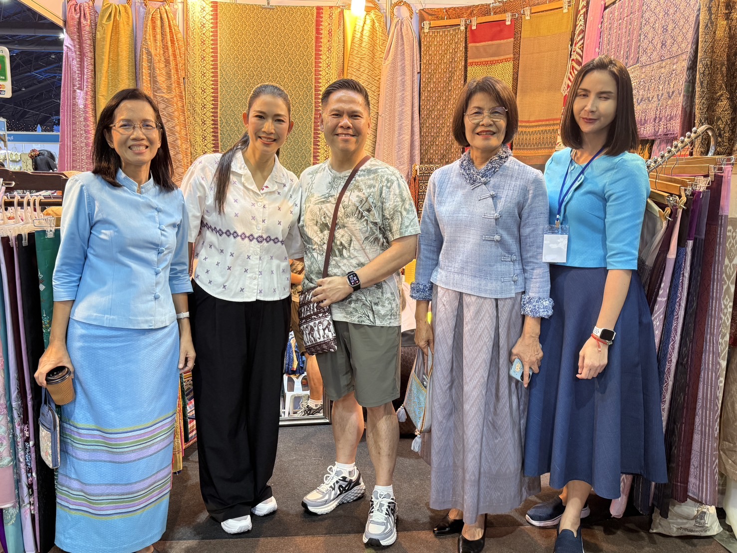 นครพนม ร่วมเปิดงาน “ศิลปาชีพประทีปไทย OTOP หลอมดวงใจ ด้วยพระบารมี”