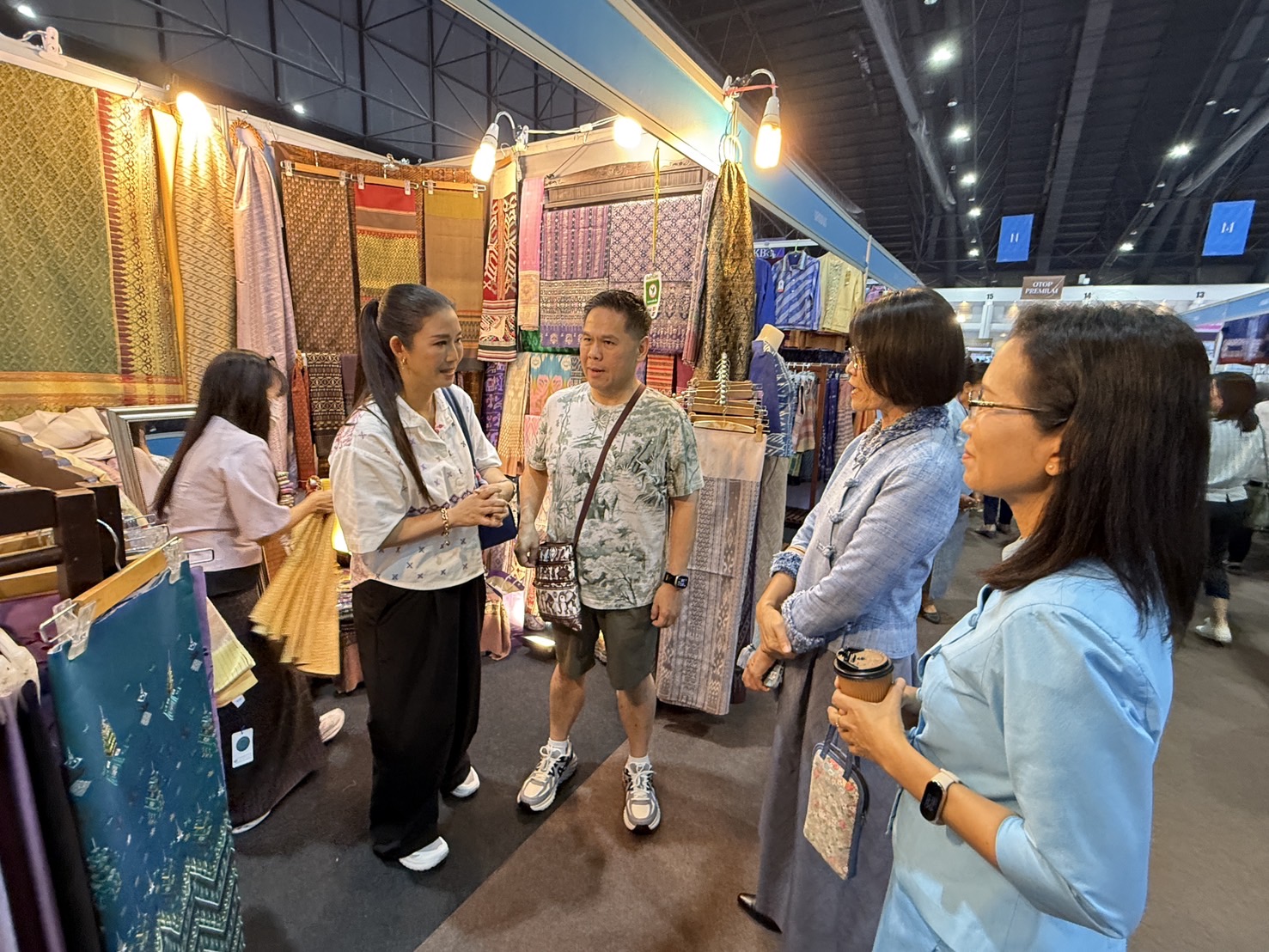 นครพนม ร่วมเปิดงาน “ศิลปาชีพประทีปไทย OTOP หลอมดวงใจ ด้วยพระบารมี”