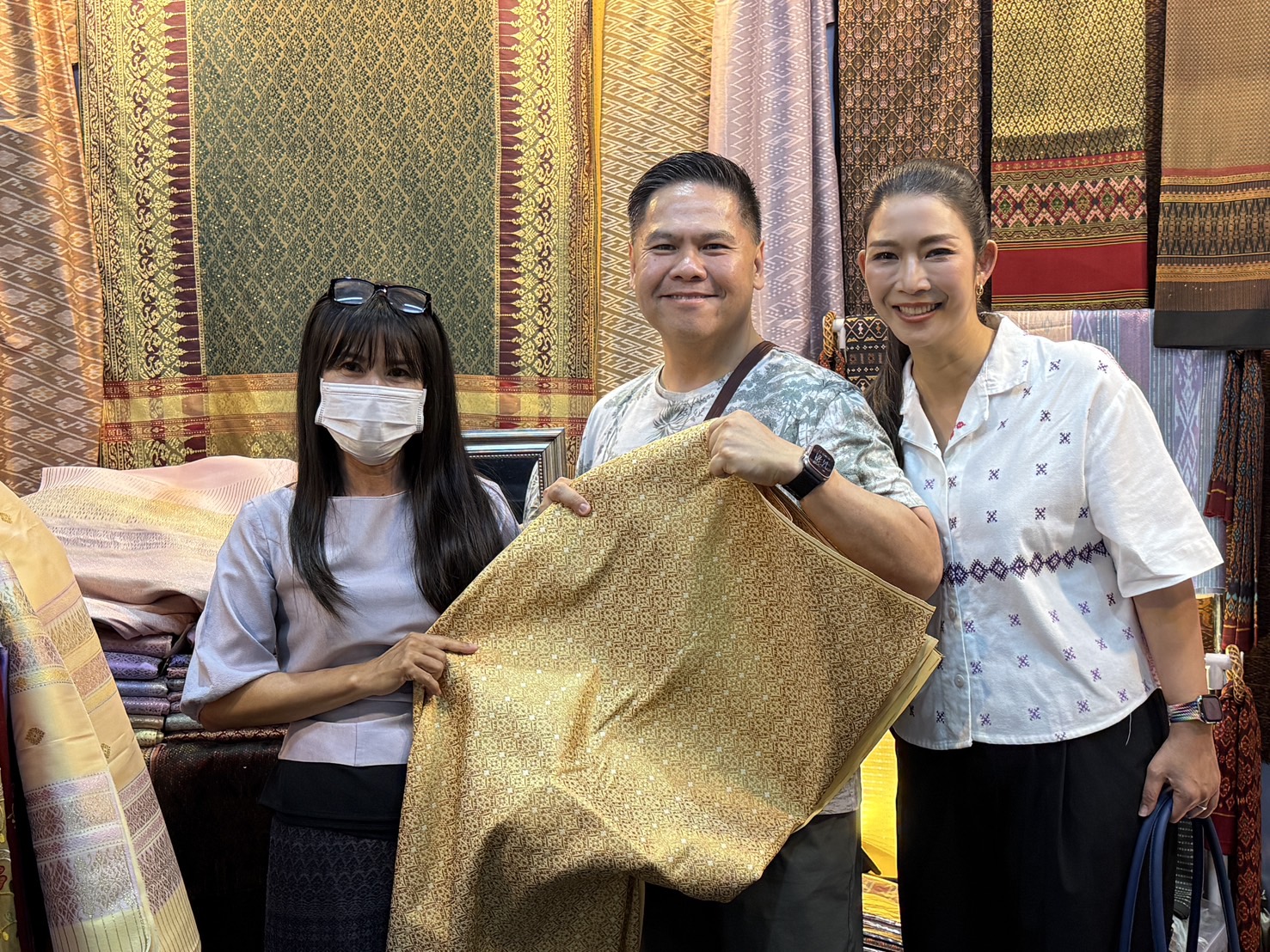 นครพนม ร่วมเปิดงาน “ศิลปาชีพประทีปไทย OTOP หลอมดวงใจ ด้วยพระบารมี”