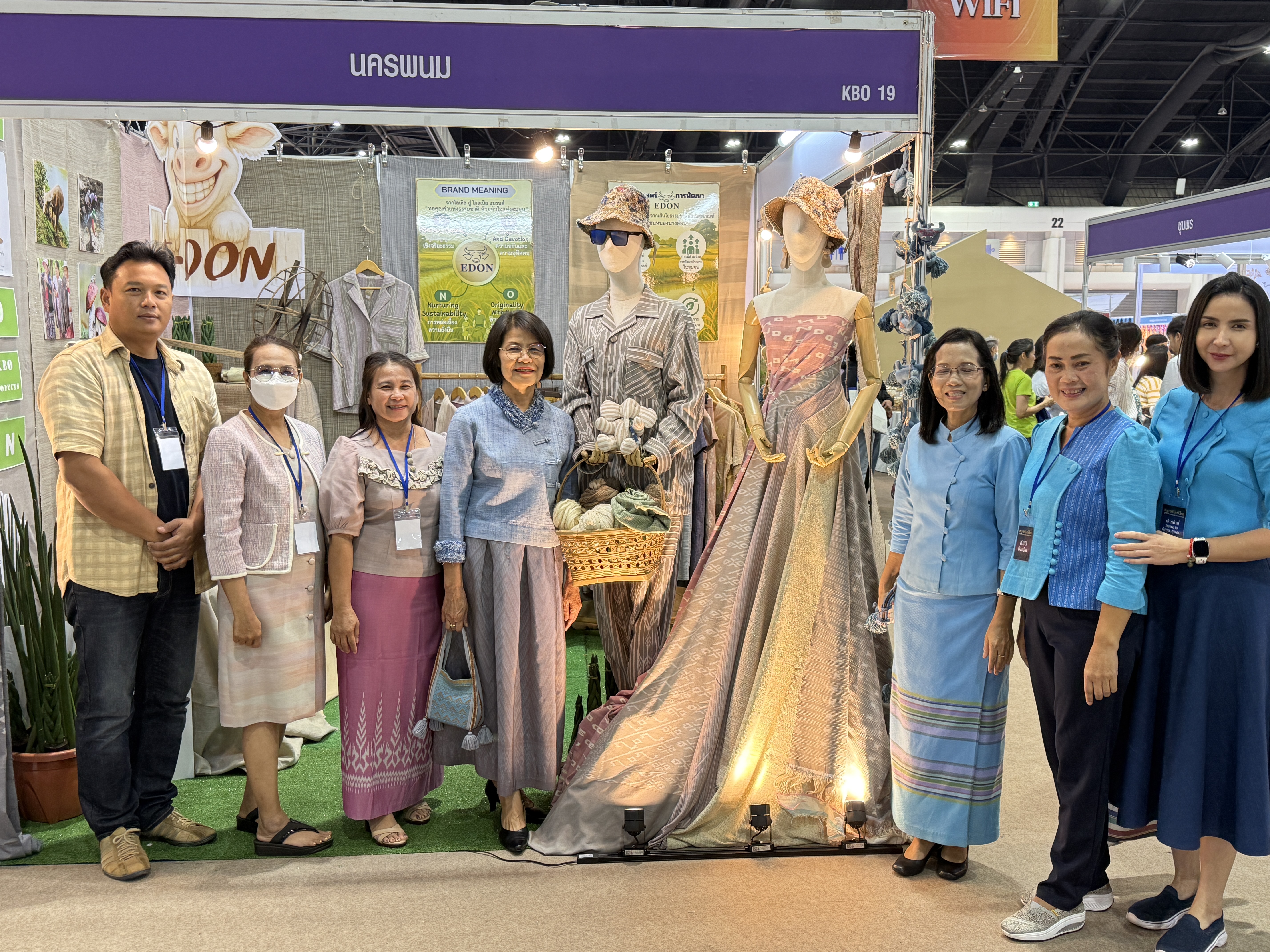 นครพนม ร่วมเปิดงาน “ศิลปาชีพประทีปไทย OTOP หลอมดวงใจ ด้วยพระบารมี”