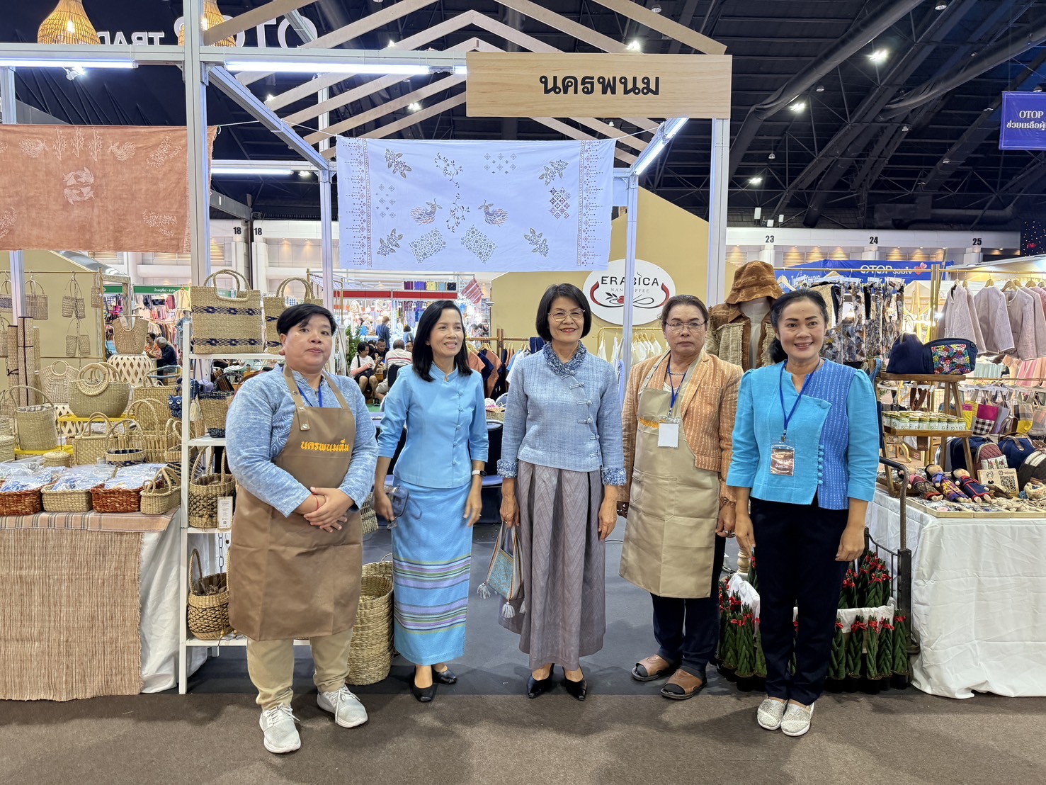 นครพนม ร่วมเปิดงาน “ศิลปาชีพประทีปไทย OTOP หลอมดวงใจ ด้วยพระบารมี”