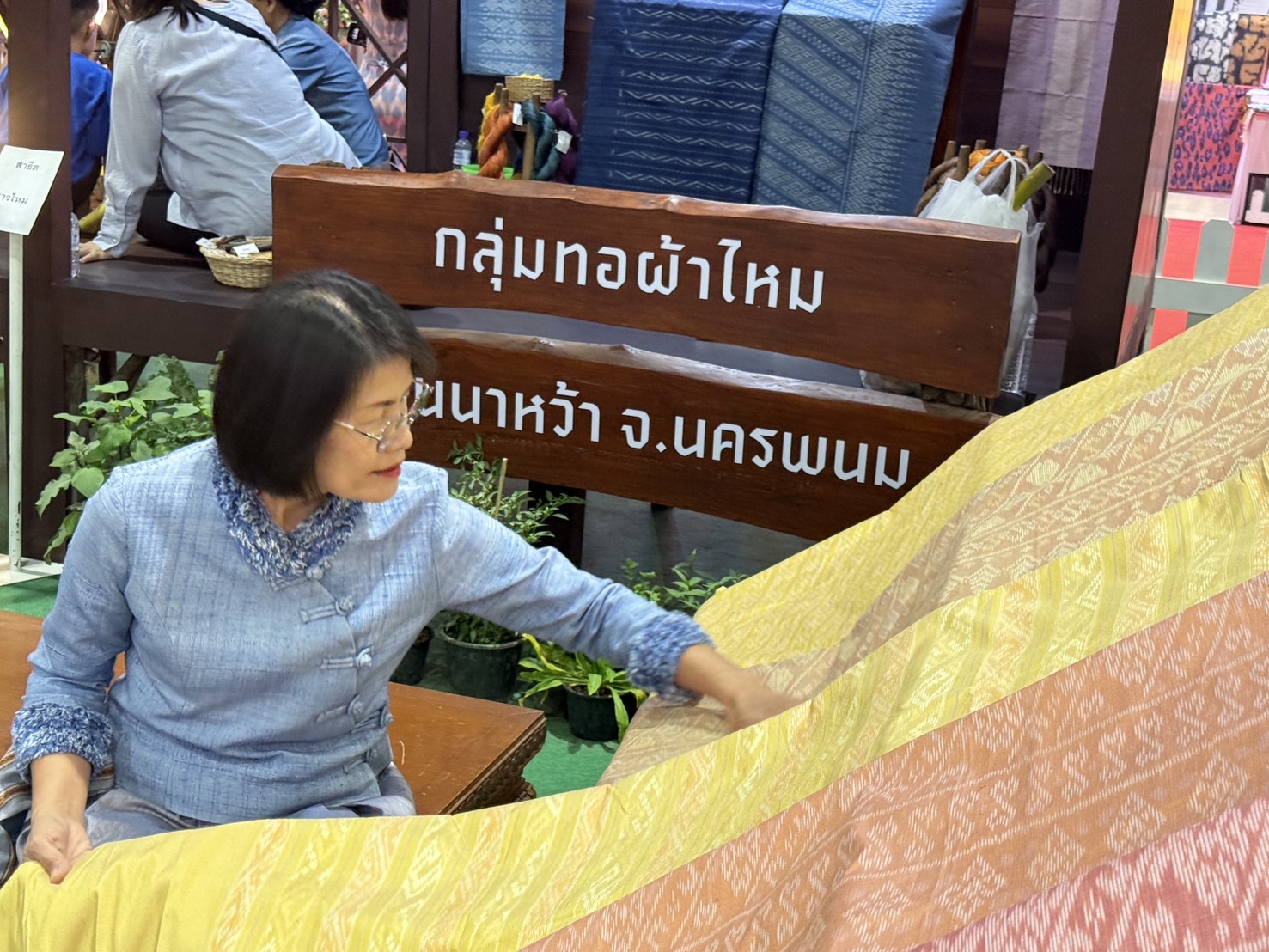 นครพนม ร่วมเปิดงาน “ศิลปาชีพประทีปไทย OTOP หลอมดวงใจ ด้วยพระบารมี”