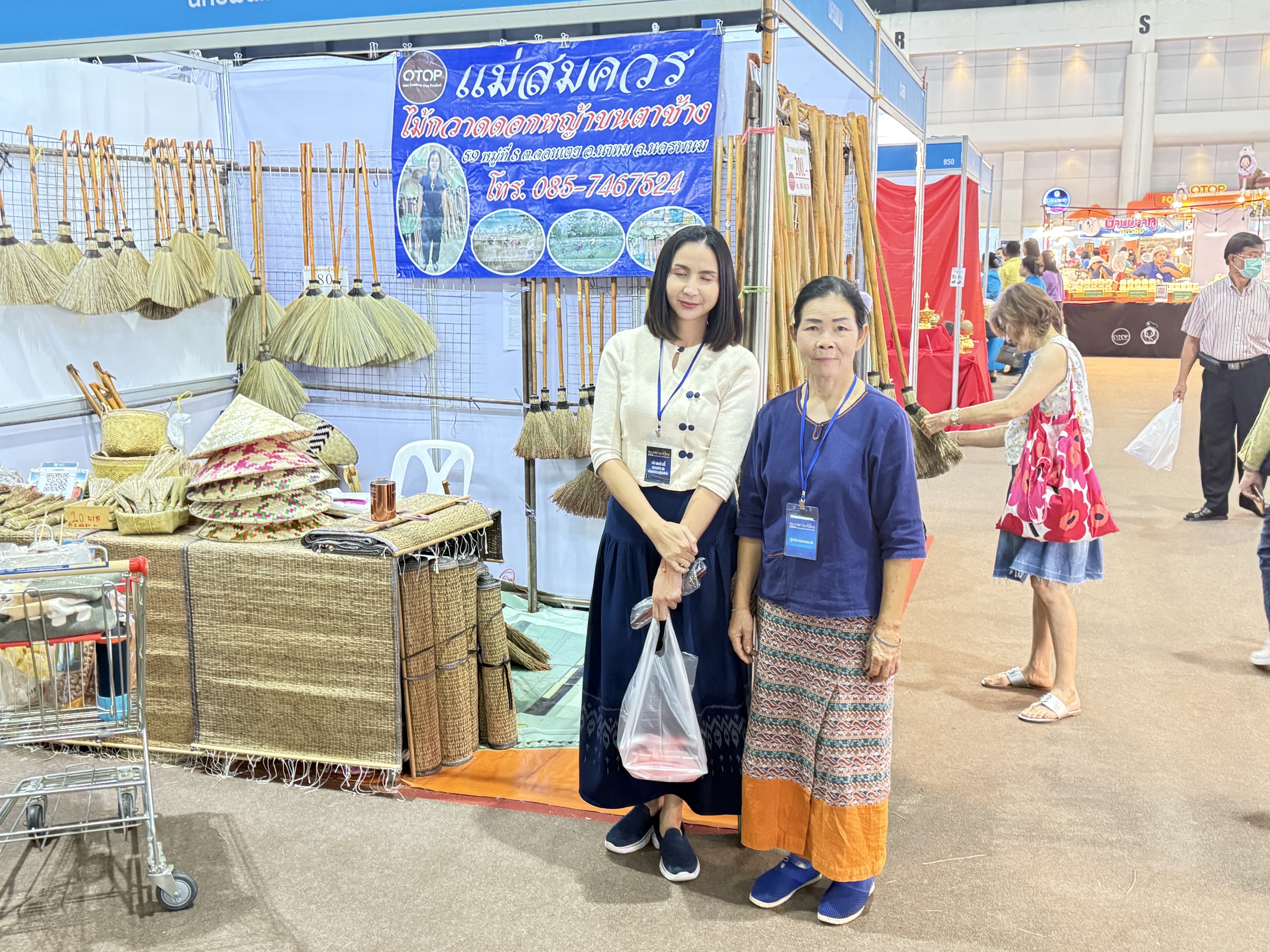 พช.นครพนม นำผู้ประกอบการ OTOP ร่วมจัดแสดงและจำหน่ายผลิตภัณฑ์ OTOP ภายในงาน “OTOP ศิลปาชีพ ประทีปไทย OTOP หลอมรวมใจ ด้วยพระบารมี”