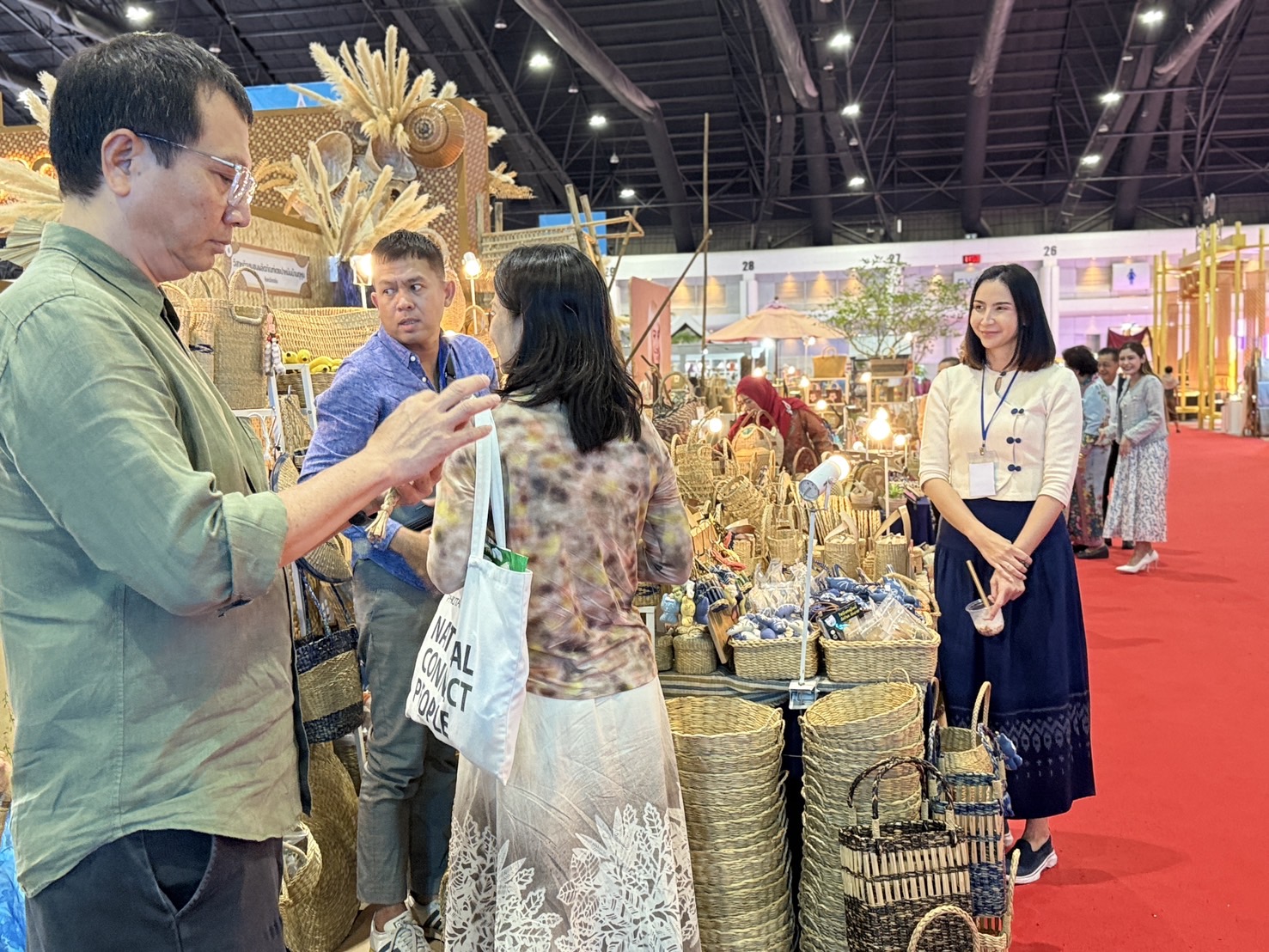 พช.นครพนม นำผู้ประกอบการ OTOP ร่วมจัดแสดงและจำหน่ายผลิตภัณฑ์ OTOP ภายในงาน “OTOP ศิลปาชีพ ประทีปไทย OTOP หลอมรวมใจ ด้วยพระบารมี”