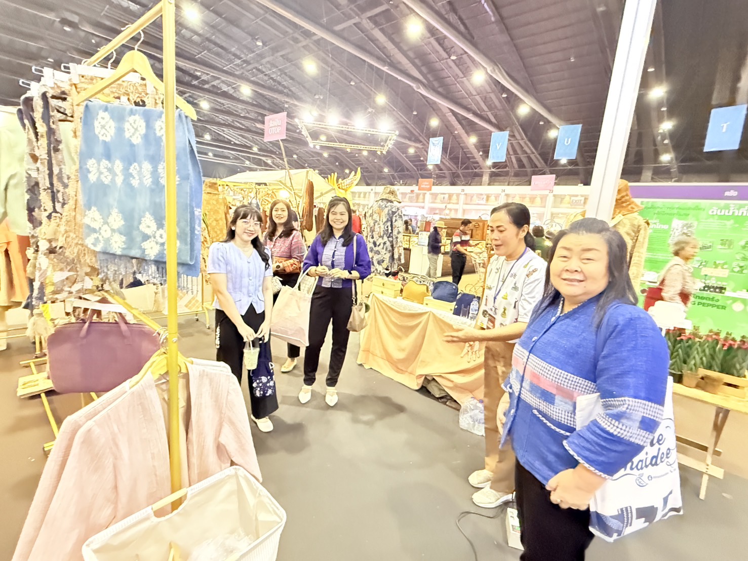 นครพนม ทุบสถิติ! ปิดงาน OTOP ศิลปาชีพฯ สุดปัง ยอดขายทะลุ 8.5 ล้าน