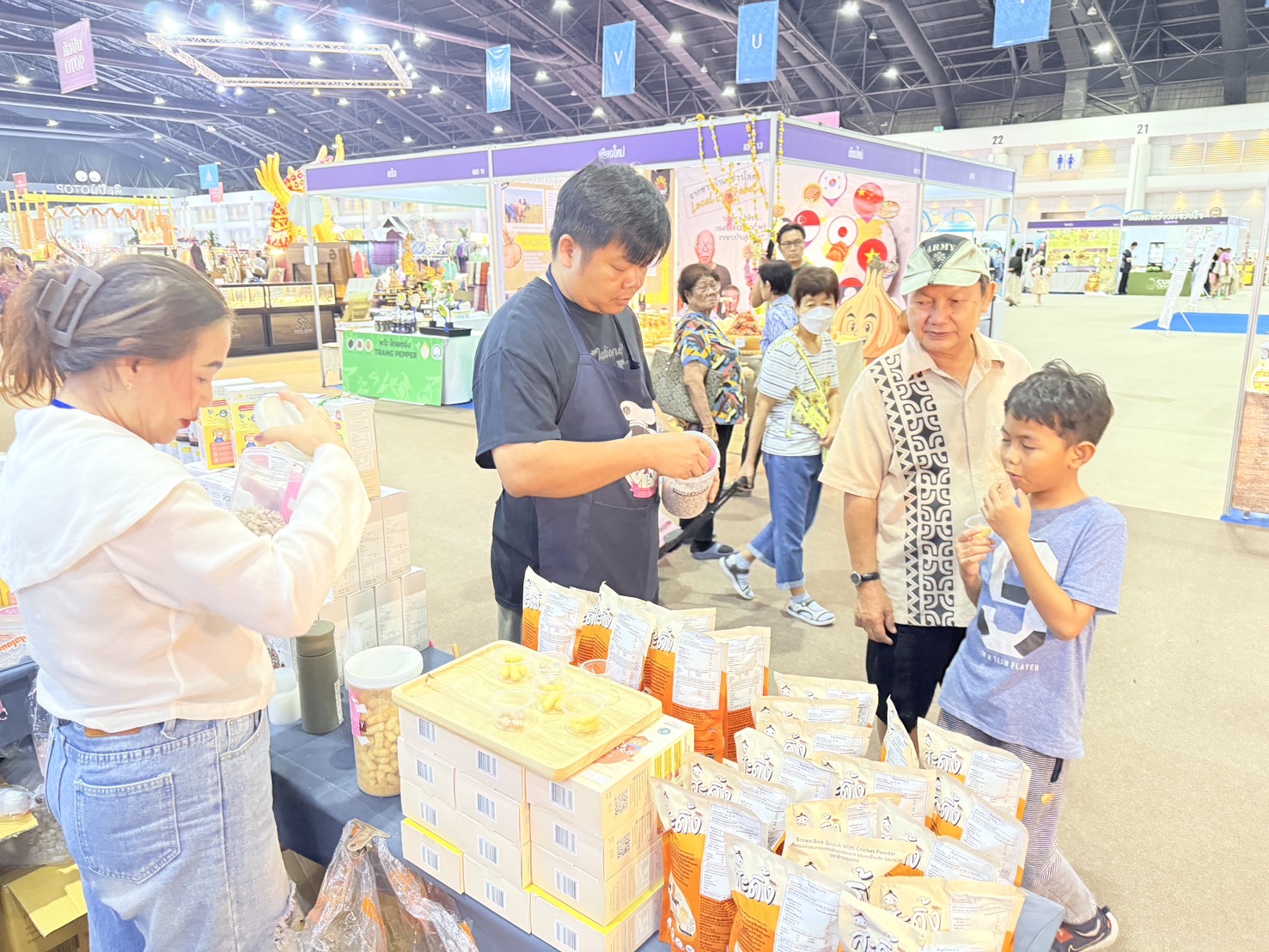 นครพนม ทุบสถิติ! ปิดงาน OTOP ศิลปาชีพฯ สุดปัง ยอดขายทะลุ 8.5 ล้าน