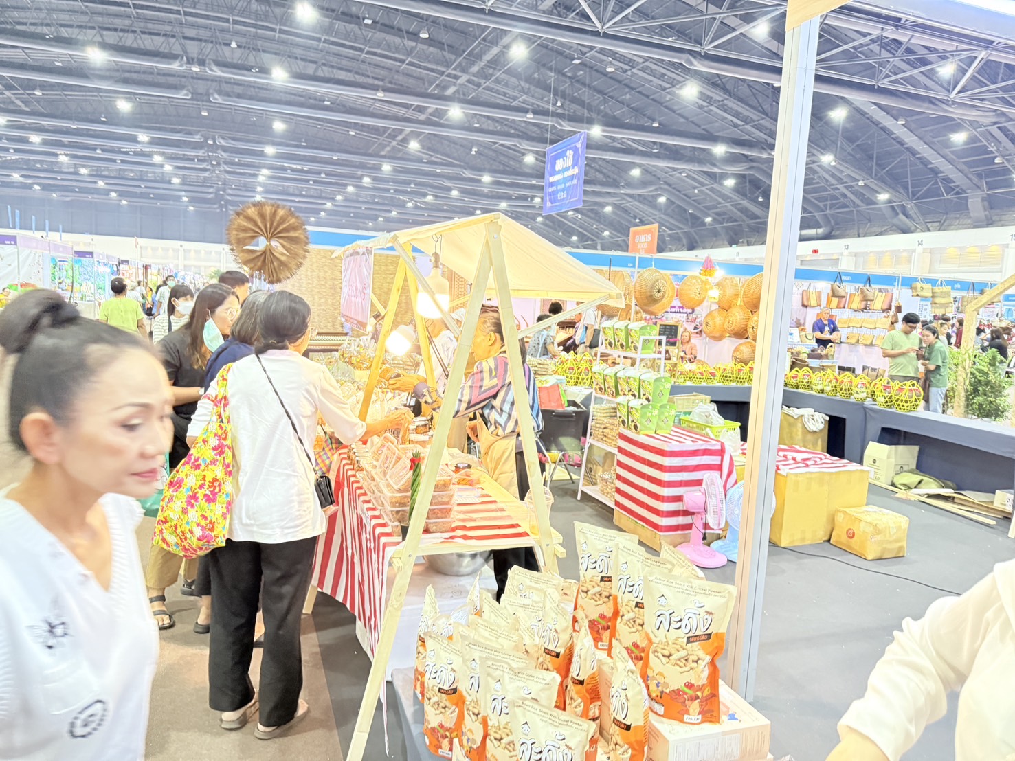 นครพนม ทุบสถิติ! ปิดงาน OTOP ศิลปาชีพฯ สุดปัง ยอดขายทะลุ 8.5 ล้าน