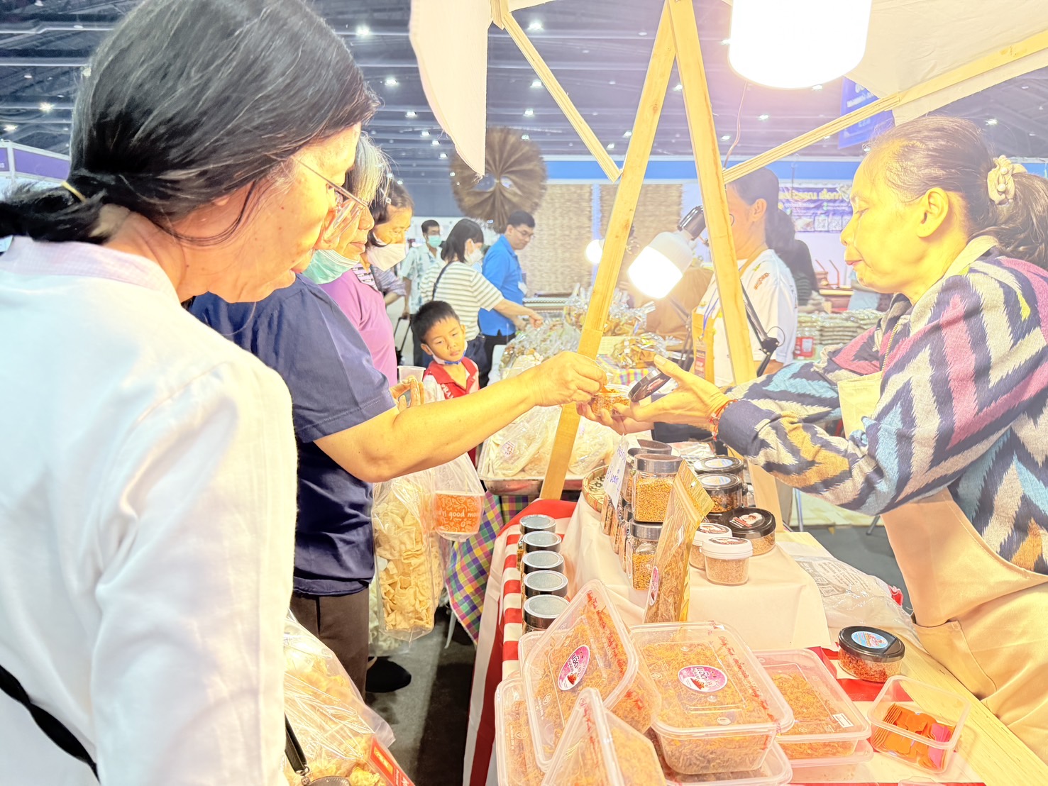 นครพนม ทุบสถิติ! ปิดงาน OTOP ศิลปาชีพฯ สุดปัง ยอดขายทะลุ 8.5 ล้าน