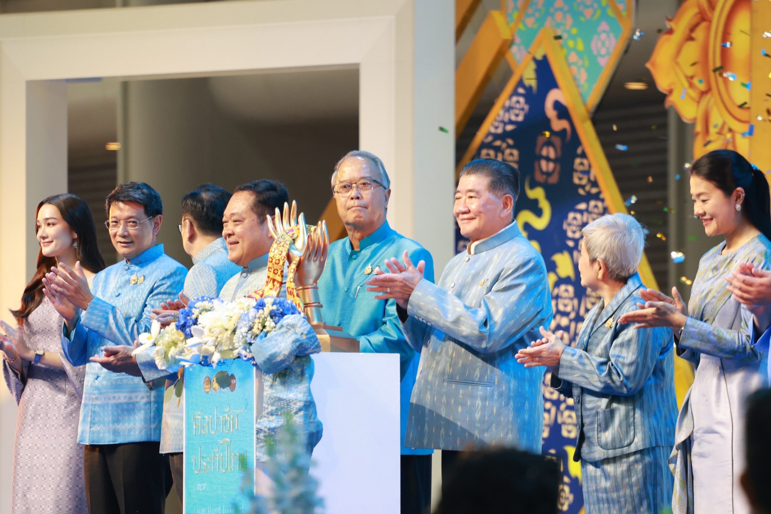 นครพนม ร่วมเปิดงาน “ศิลปาชีพประทีปไทย OTOP หลอมดวงใจ ด้วยพระบารมี”