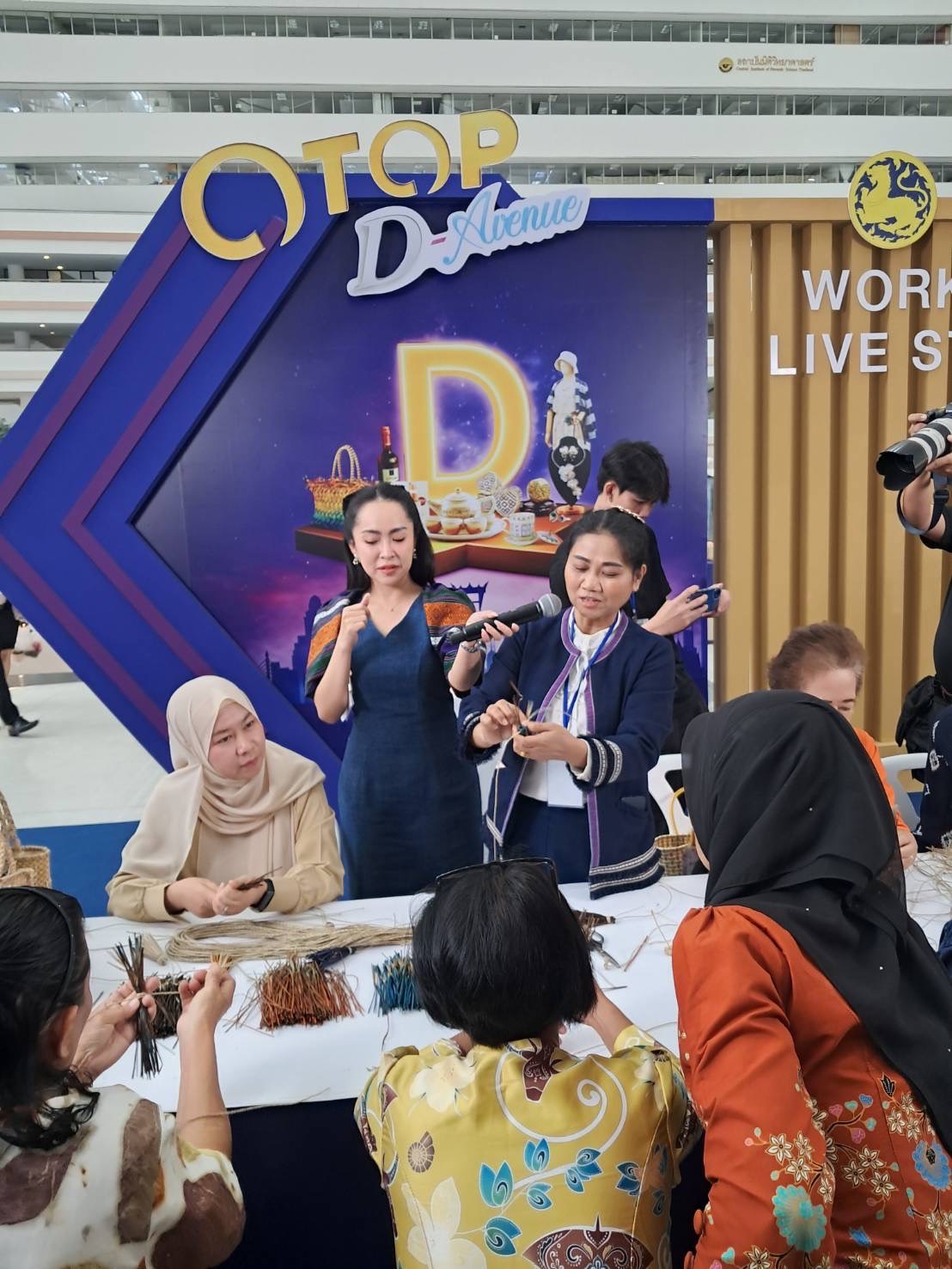 พช.นครพนม นำผู้ผลิต ผู้ประกอบการ OTOP ร่วมกิจกรรมการประชาสัมพันธ์สร้างการรับรู้การพัฒนาผลิตภัณฑ์ OTOP กลุ่มปรับตัวสู่การพัฒนา (Quadrant D) ให้มีคุณภาพมาตรฐาน