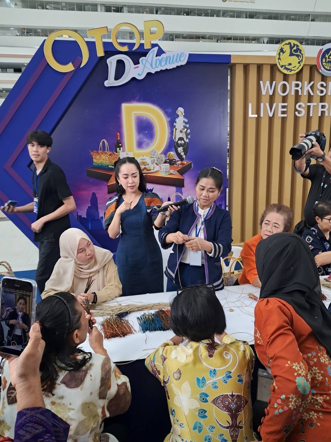 พช.นครพนม นำผู้ผลิต ผู้ประกอบการ OTOP ร่วมกิจกรรมการประชาสัมพันธ์สร้างการรับรู้การพัฒนาผลิตภัณฑ์ OTOP กลุ่มปรับตัวสู่การพัฒนา (Quadrant D) ให้มีคุณภาพมาตรฐาน