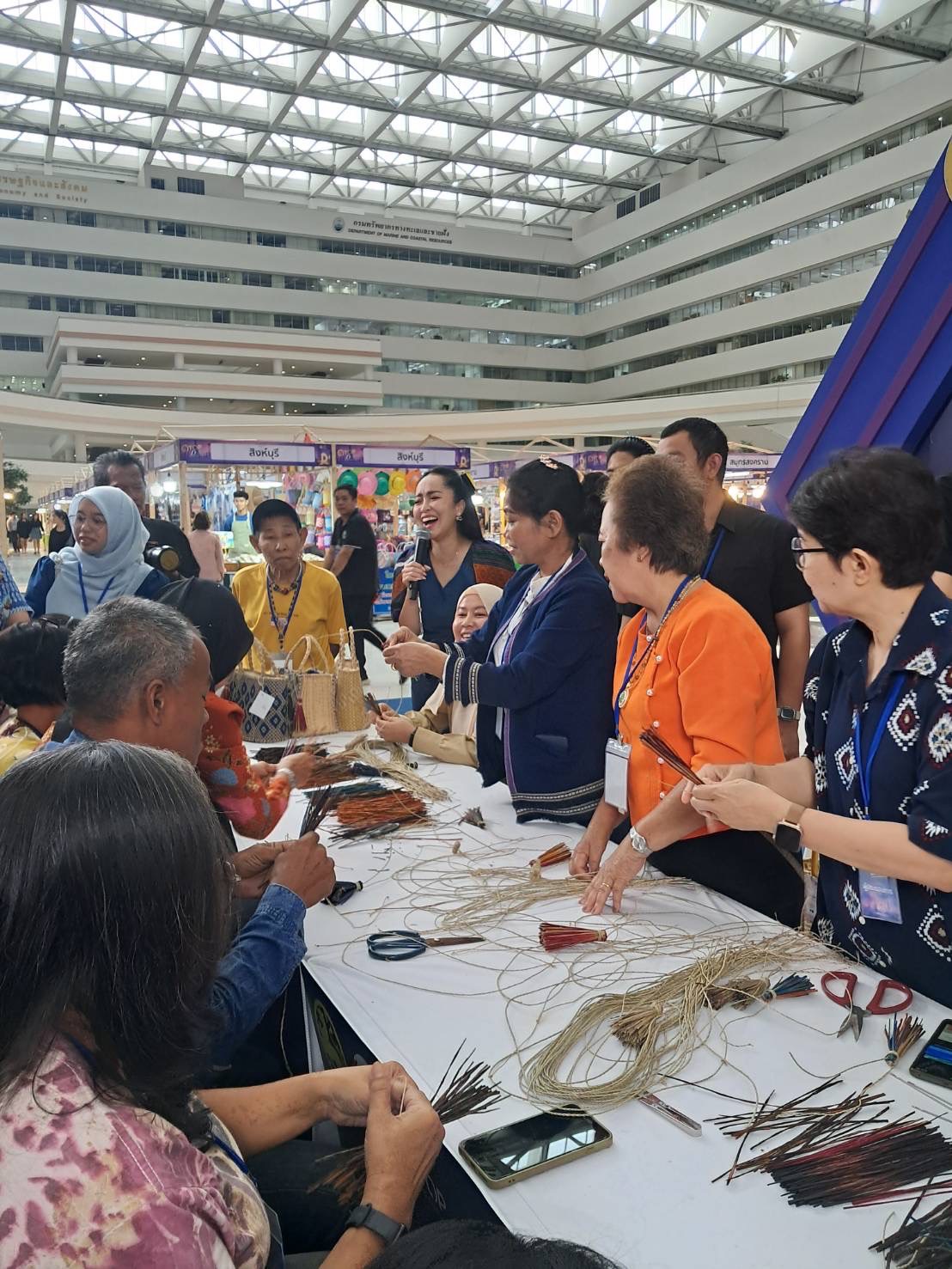 พช.นครพนม นำผู้ผลิต ผู้ประกอบการ OTOP ร่วมกิจกรรมการประชาสัมพันธ์สร้างการรับรู้การพัฒนาผลิตภัณฑ์ OTOP กลุ่มปรับตัวสู่การพัฒนา (Quadrant D) ให้มีคุณภาพมาตรฐาน
