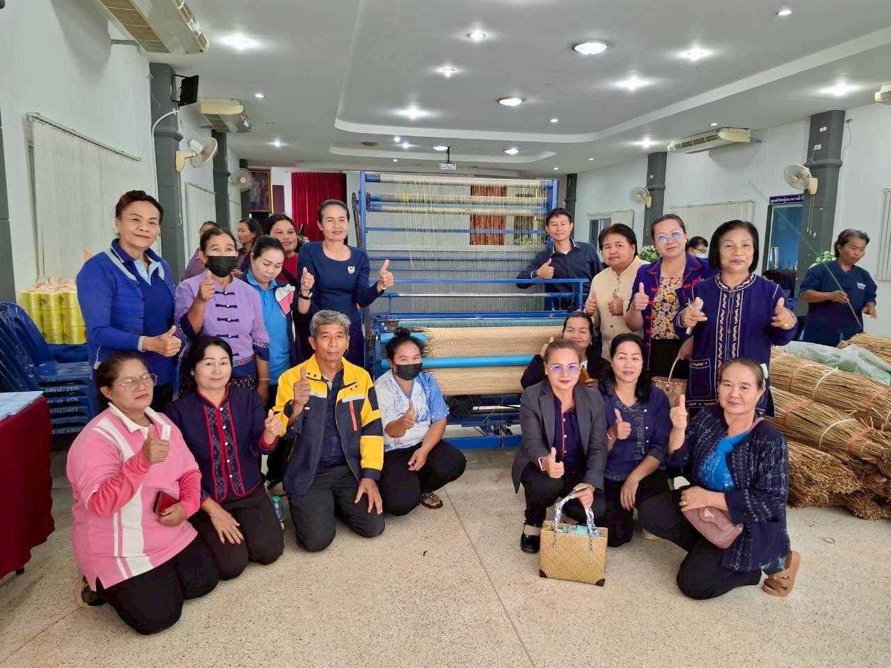 นครพนม ส่งเสริมการผลิต ต่อยอด หัตถอุตสาหกรรมชุมชนต้นกกนครพนม ด้วยนวัตกรรมและเทคในโลยีเพื่อสร้างรายได้อย่างยั่งยืน