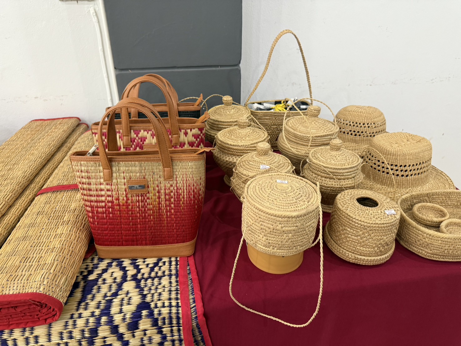 นครพนม ส่งเสริมการผลิต ต่อยอด หัตถอุตสาหกรรมชุมชนต้นกก นครพนม ด้วยนวัตกรรมและเทคในโลยีเพื่อสร้างรายได้อย่างยั่งยืน